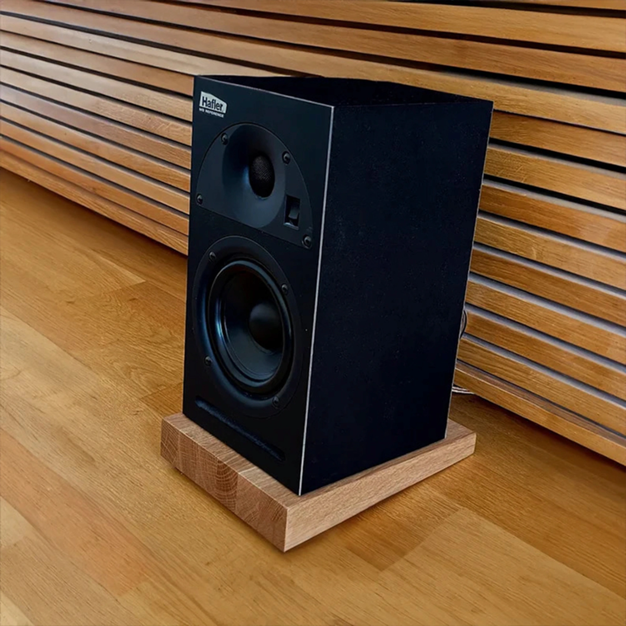 JK003 Hogtalarstativ studio valnot 5
